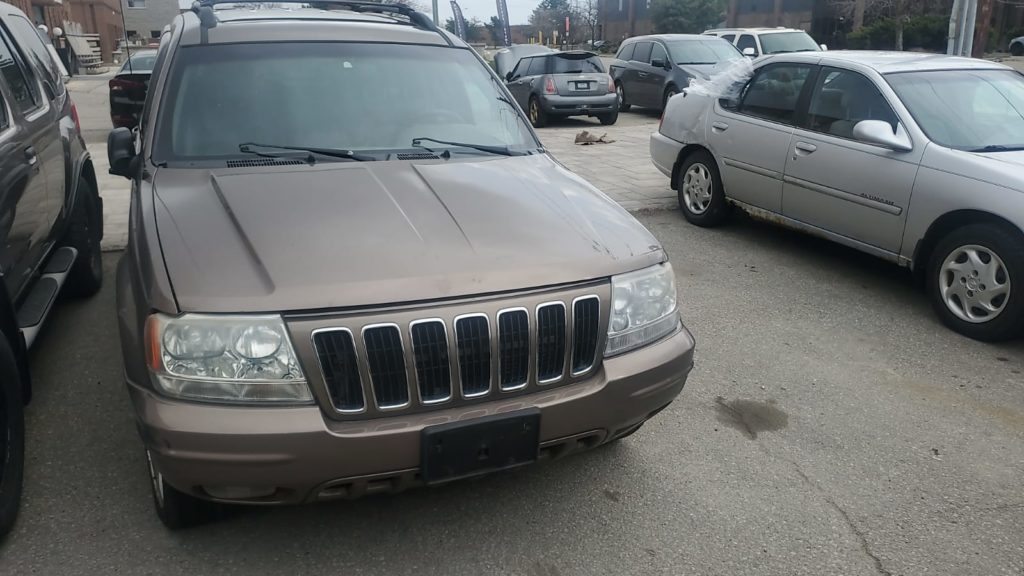 Car hauling Jeep Grand Cherokee Scrap Car Removal – Junk Car Removal in Toronto